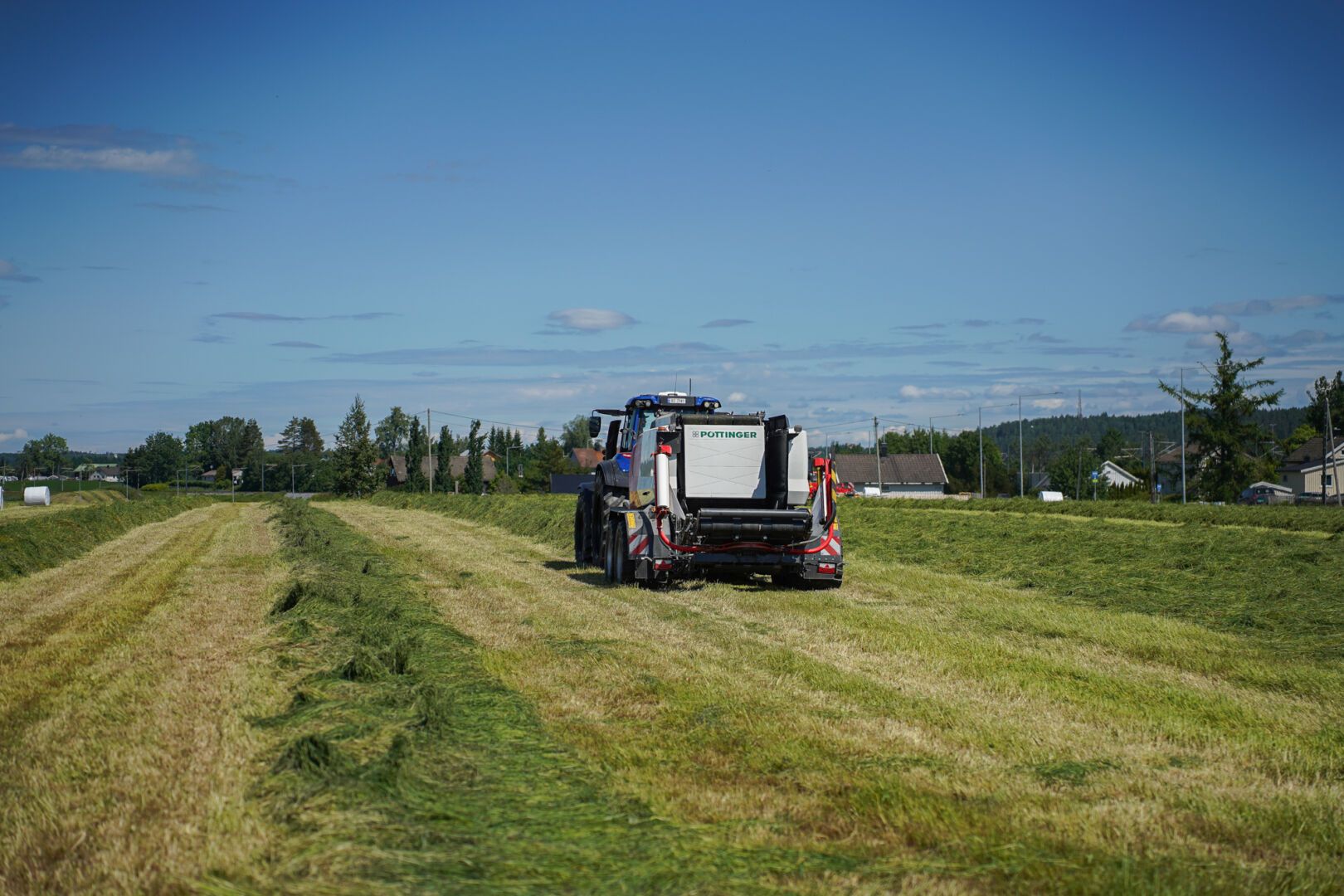 Pöttinger Impress 3160 VC Pro rundballepresse med variabelt kammer og kutteverk.