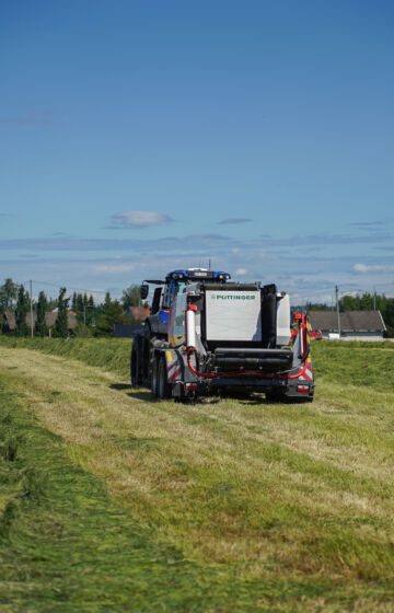 Pöttinger Impress 3160 VC Pro rundballepresse med variabelt kammer og kutteverk.
