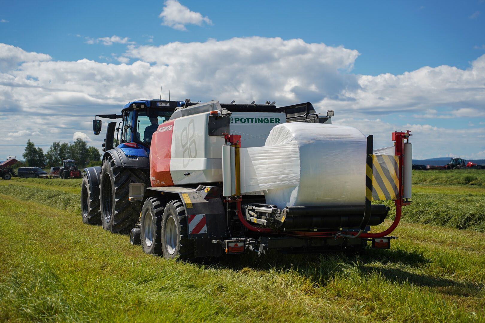 Pöttinger Impress 3160 VC Pro rundballepresse med variabelt kammer og kutteverk.