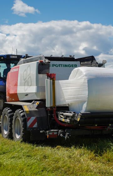 Pöttinger Impress 3160 VC Pro rundballepresse med variabelt kammer og kutteverk.