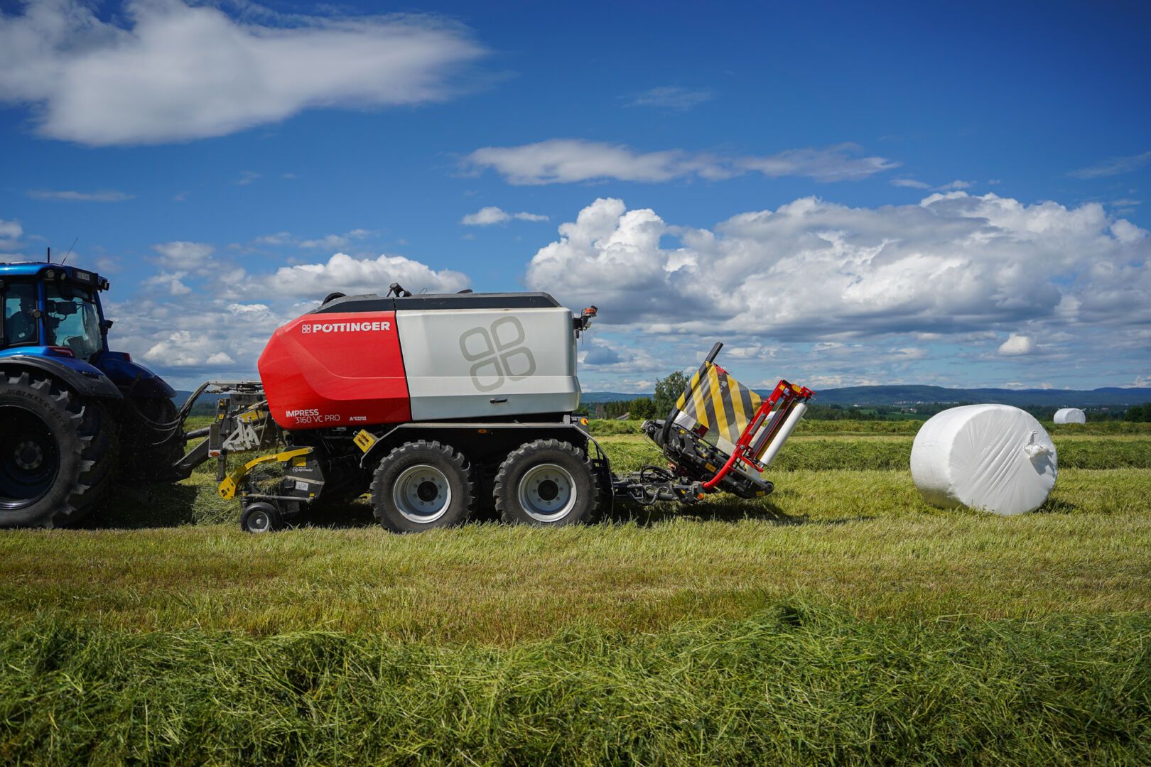 Pöttinger Impress 3160 VC Pro rundballepresse med variabelt kammer og kutteverk.