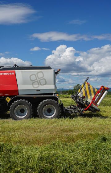 Pöttinger Impress 3160 VC Pro rundballepresse med variabelt kammer og kutteverk.