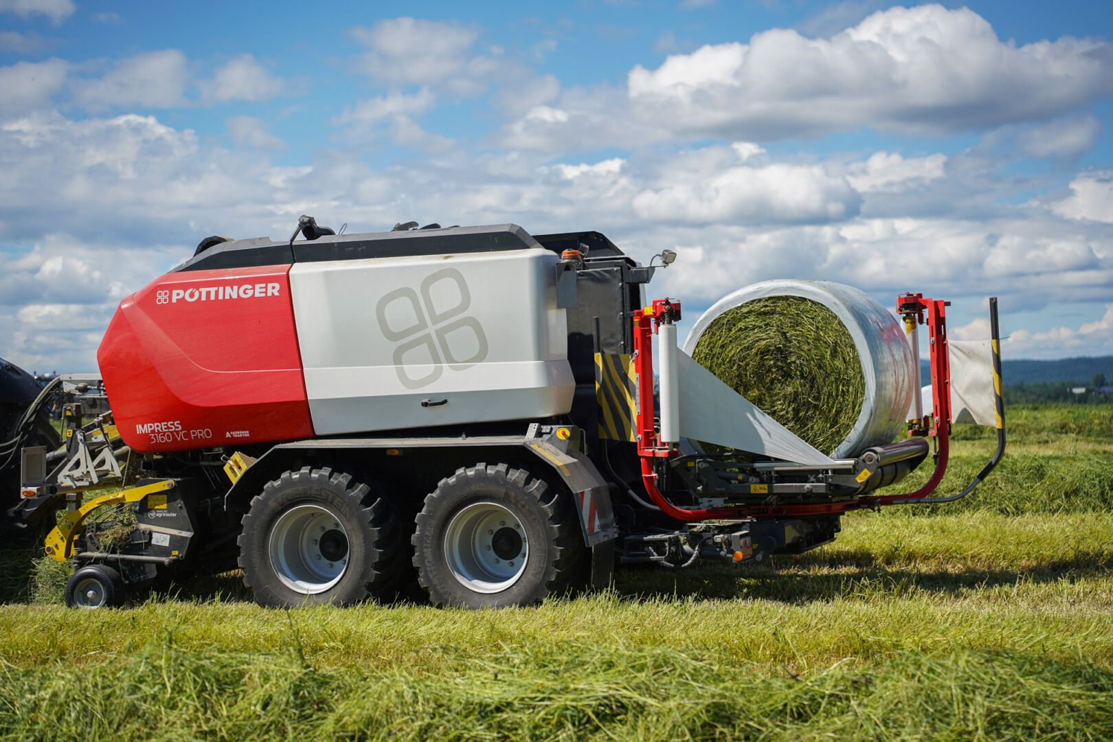 Pöttinger Impress 3160 VC Pro rundballepresse med variabelt kammer og kutteverk.
