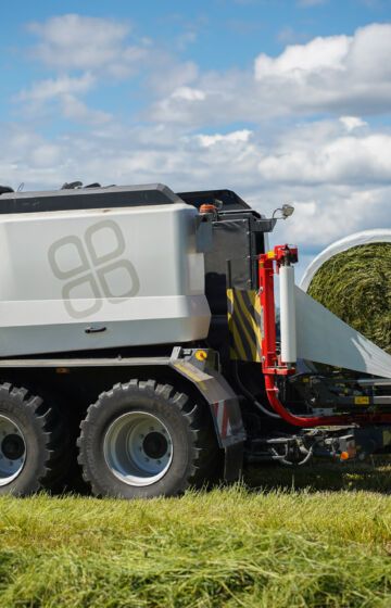 Pöttinger Impress 3160 VC Pro rundballepresse med variabelt kammer og kutteverk.