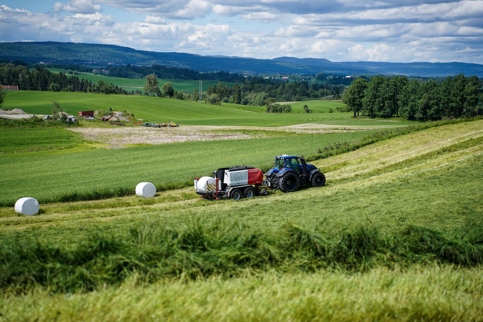 Pöttinger Impress 3160 VC Pro rundballepresse med variabelt kammer og kutteverk.