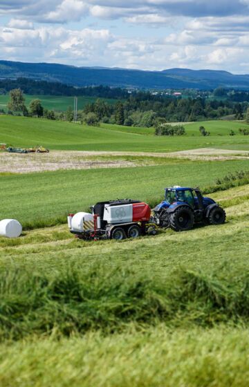 Pöttinger Impress 3160 VC Pro rundballepresse med variabelt kammer og kutteverk.