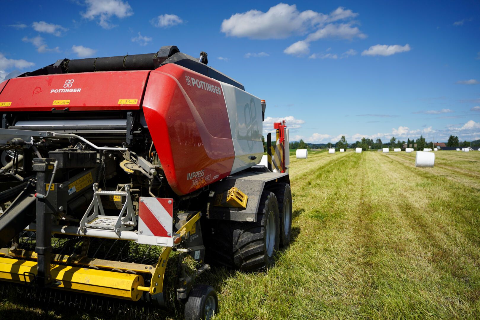 Pöttinger Impress 3160 VC Pro rundballepresse med variabelt kammer og kutteverk.