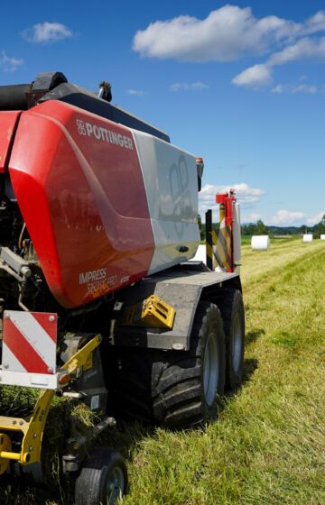 Pöttinger Impress 3160 VC Pro rundballepresse med variabelt kammer og kutteverk.