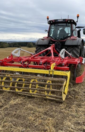 Stubbkultivator_pöttinger_traktor_synkro_3030_03