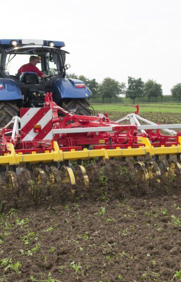 Stubbkultivator_pöttinger_traktor_synkro_3030_09