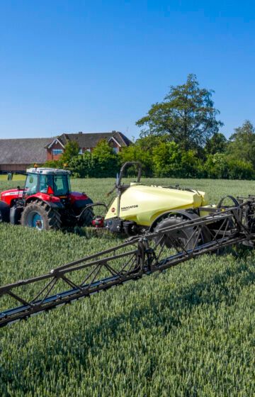 HARDI Navigator åkersprøyte med 21 meters bom og 3000 liters tank.
