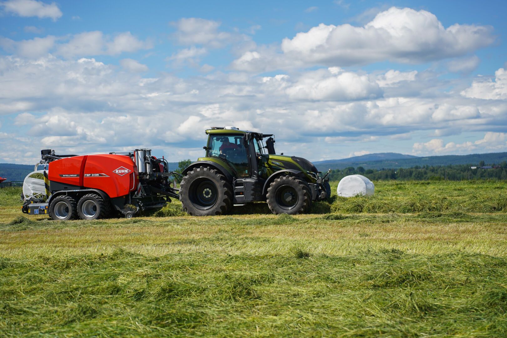 Kuhn 3135 rundballepresse på jordet.