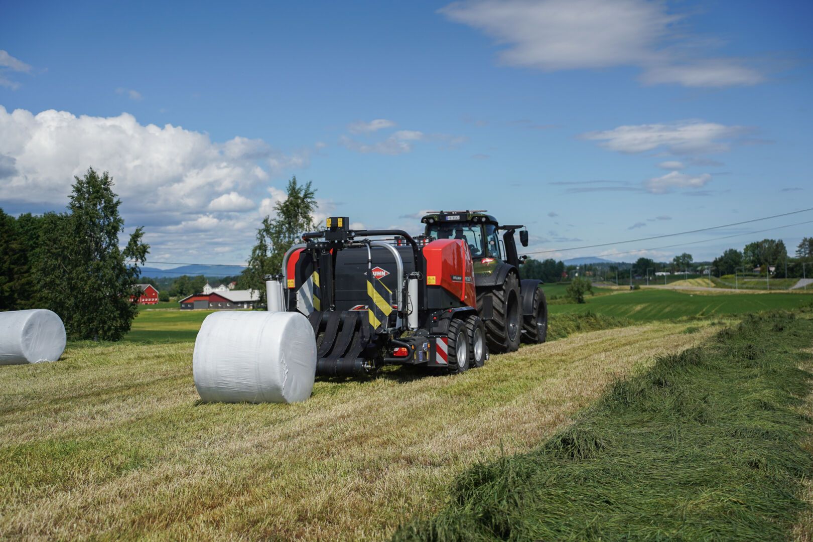 Kuhn 3135 rundballepresse på jordet.