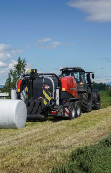 Kuhn 3135 rundballepresse på jordet.