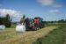 Kuhn 3135 rundballepresse på jordet.
