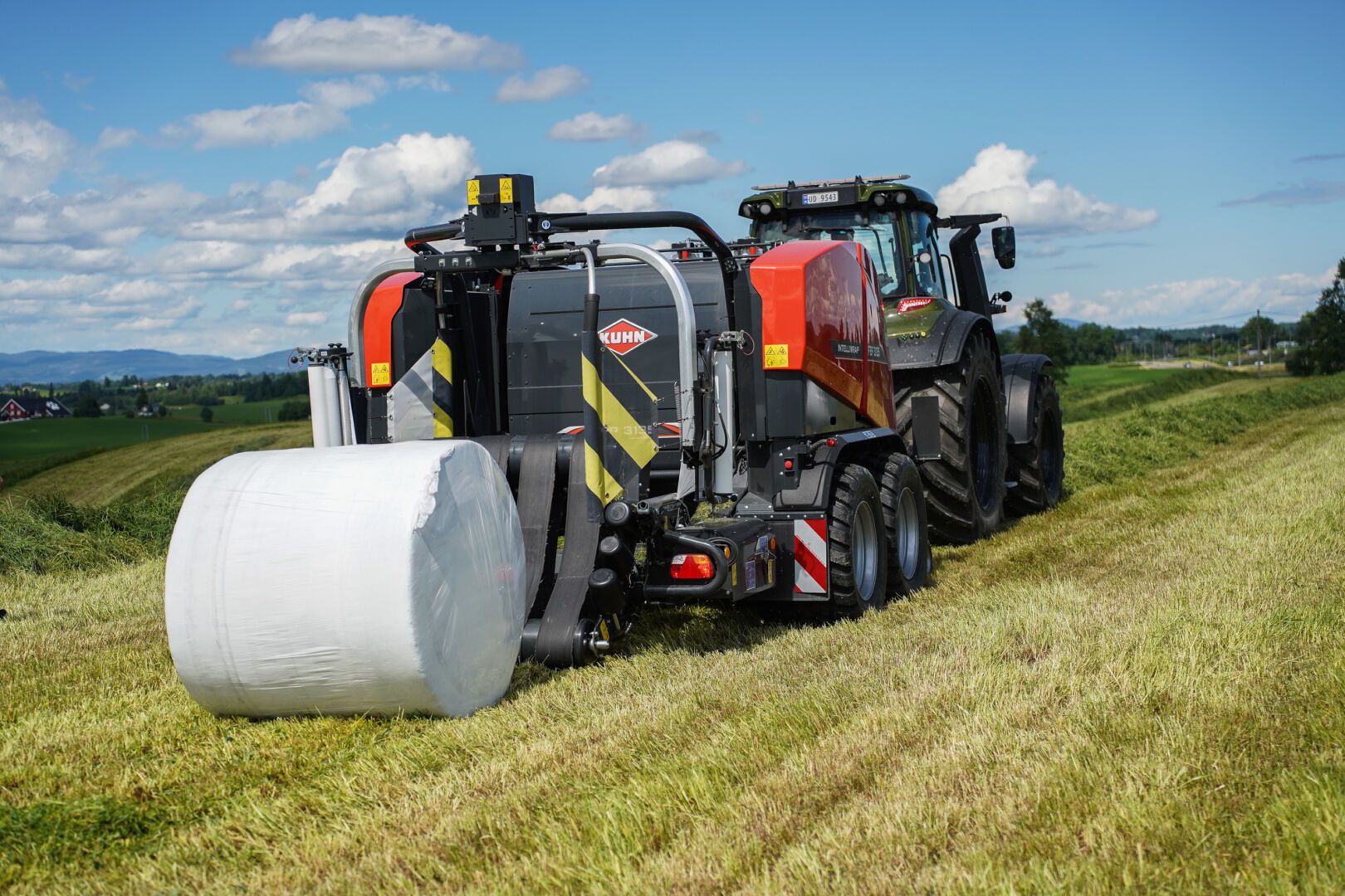 Kuhn 3135 rundballepresse på jordet.