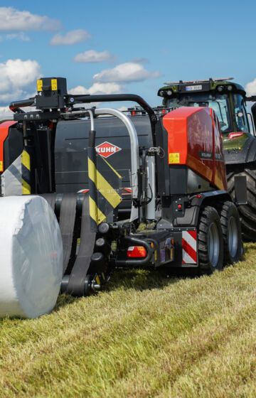 Kuhn 3135 rundballepresse på jordet.