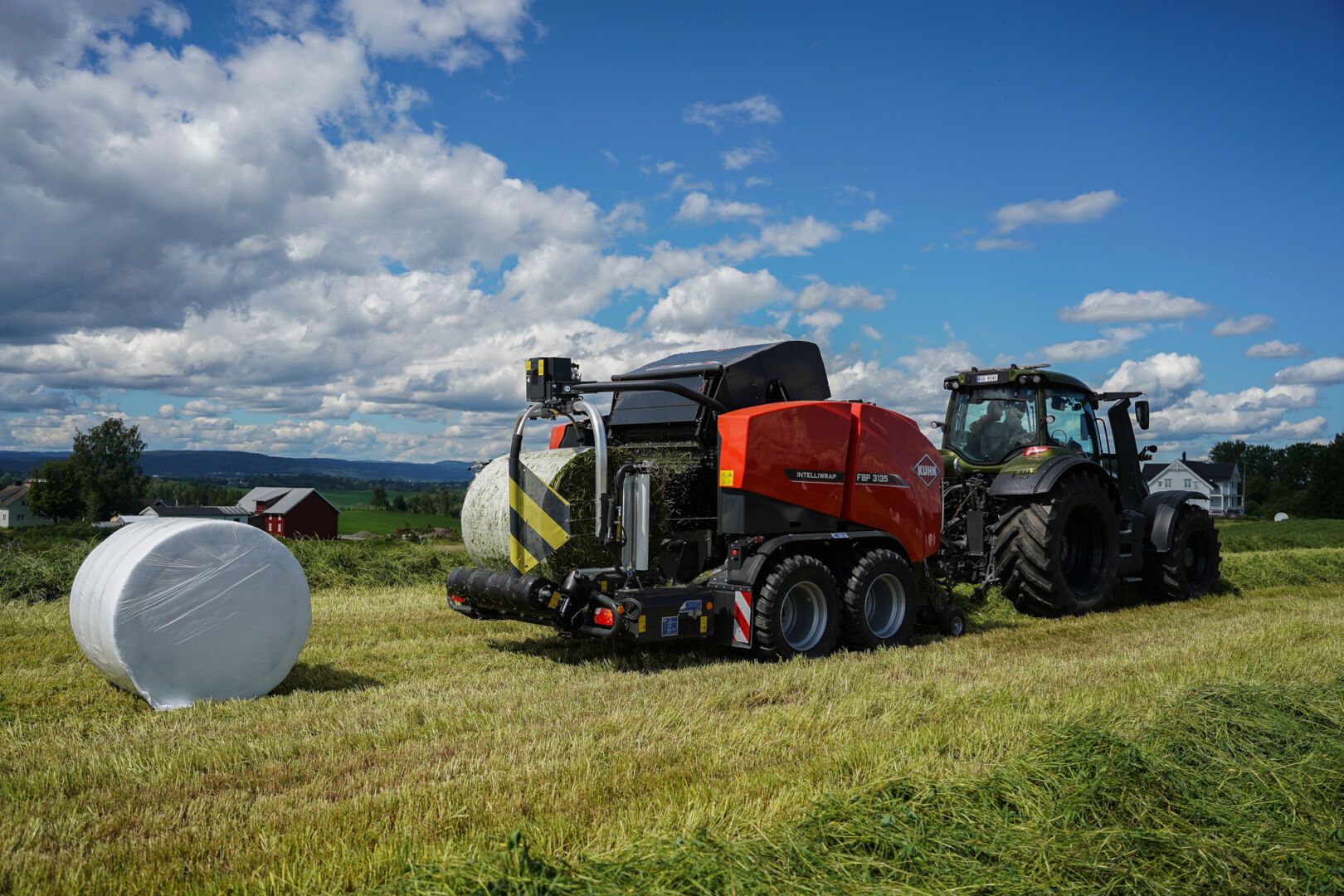 Kuhn 3135 rundballepresse på jordet.