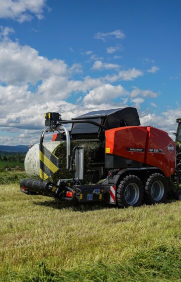 Kuhn 3135 rundballepresse på jordet.