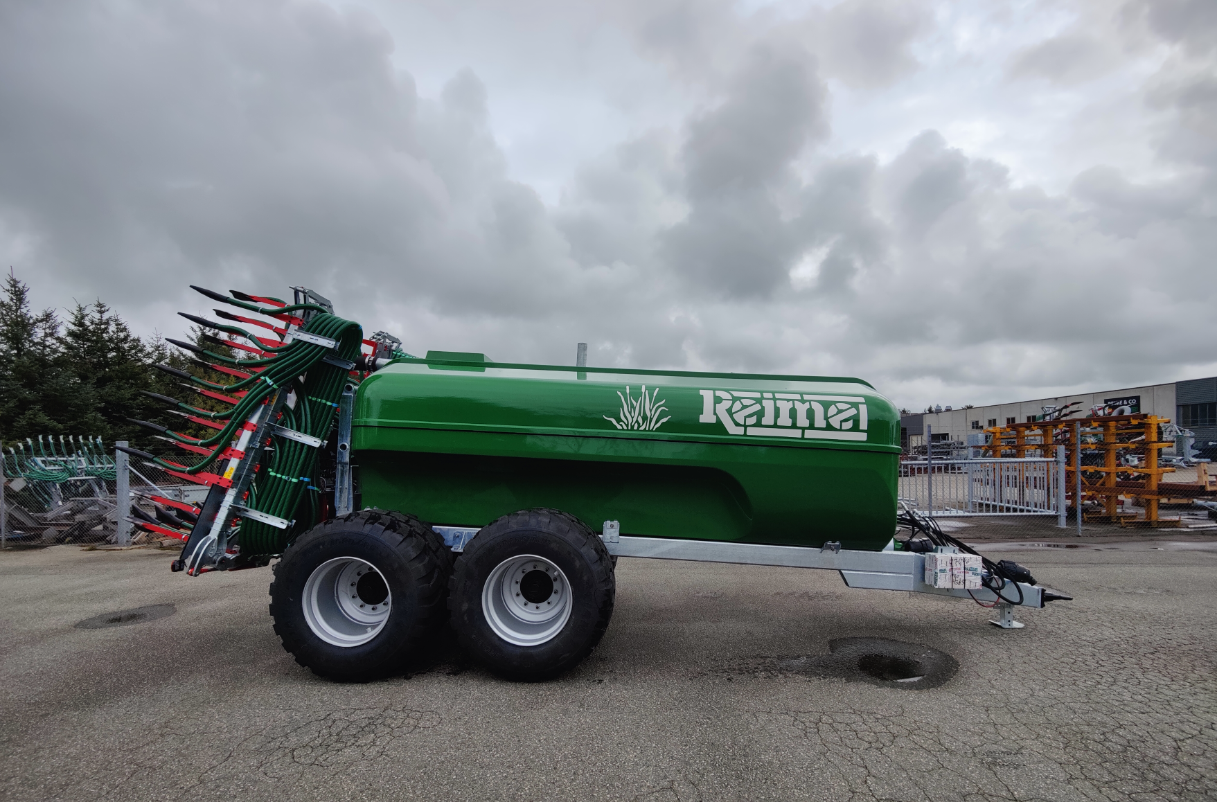 Reime gjødselvogn på 12 000 liter. Solid, kompakt vogn med sentrifugalpumpe, doble fanespredere, hydraulisk brems, LED-lys og boggi. Bygget for tøff bruk, enkel betjening og god spredning under norske driftsforhold.Reime gjødselvogn på 12 000 liter. Solid, kompakt vogn med sentrifugalpumpe, doble fanespredere, hydraulisk brems, LED-lys og boggi. Bygget for tøff bruk, enkel betjening og god spredning under norske driftsforhold.