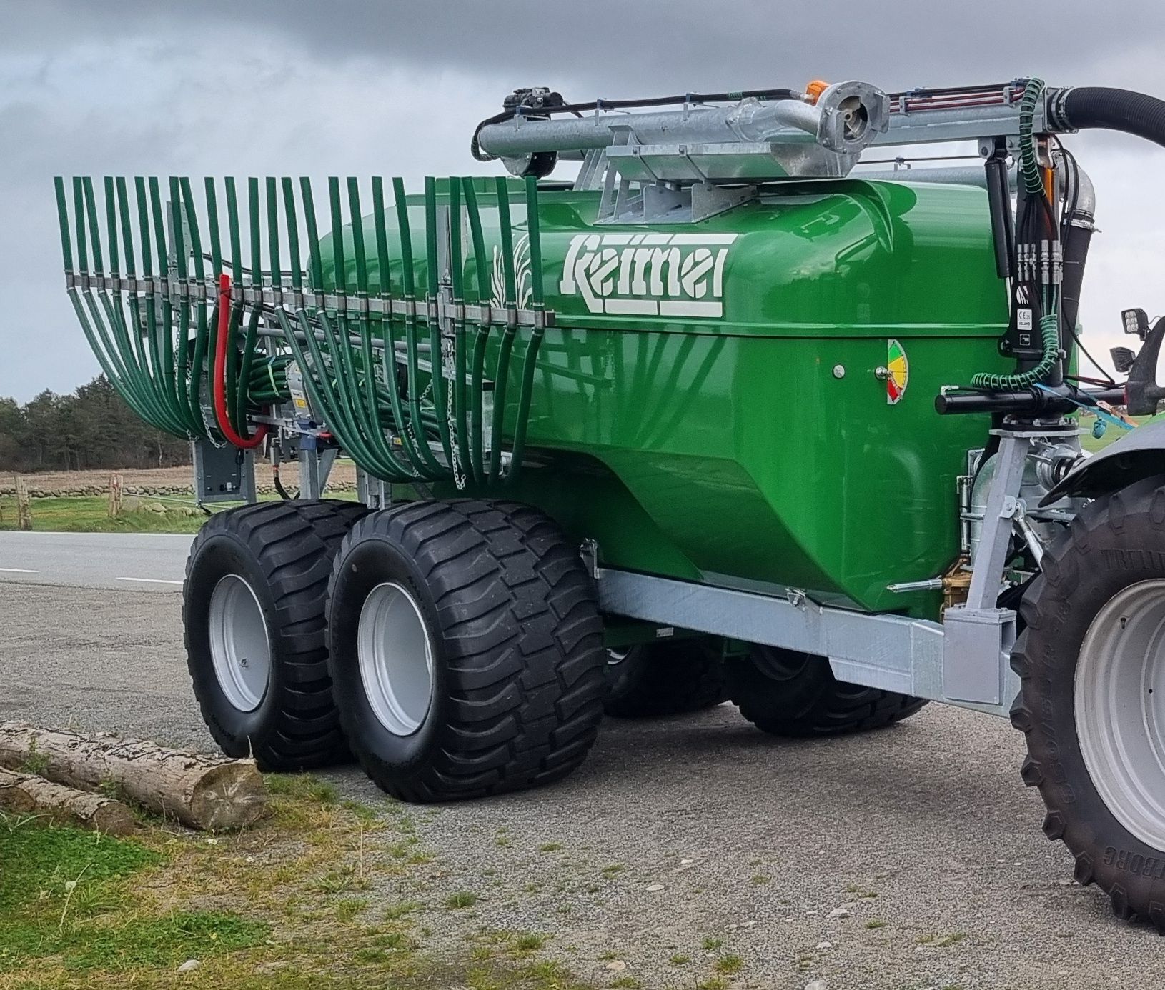Reime 16 000 liter gjødselvogn med sentrifugalpumpe, doble fanespredere, hydraulisk brems, LED-lys, nivåmåler og boggi med fjæring og sving på bakre aksel. Solid bygget for krevende bruk og norske driftsforhold.Reime 16 000 liter gjødselvogn med sentrifugalpumpe, doble fanespredere, hydraulisk brems, LED-lys, nivåmåler og boggi med fjæring og sving på bakre aksel. Solid bygget for krevende bruk og norske driftsforhold.