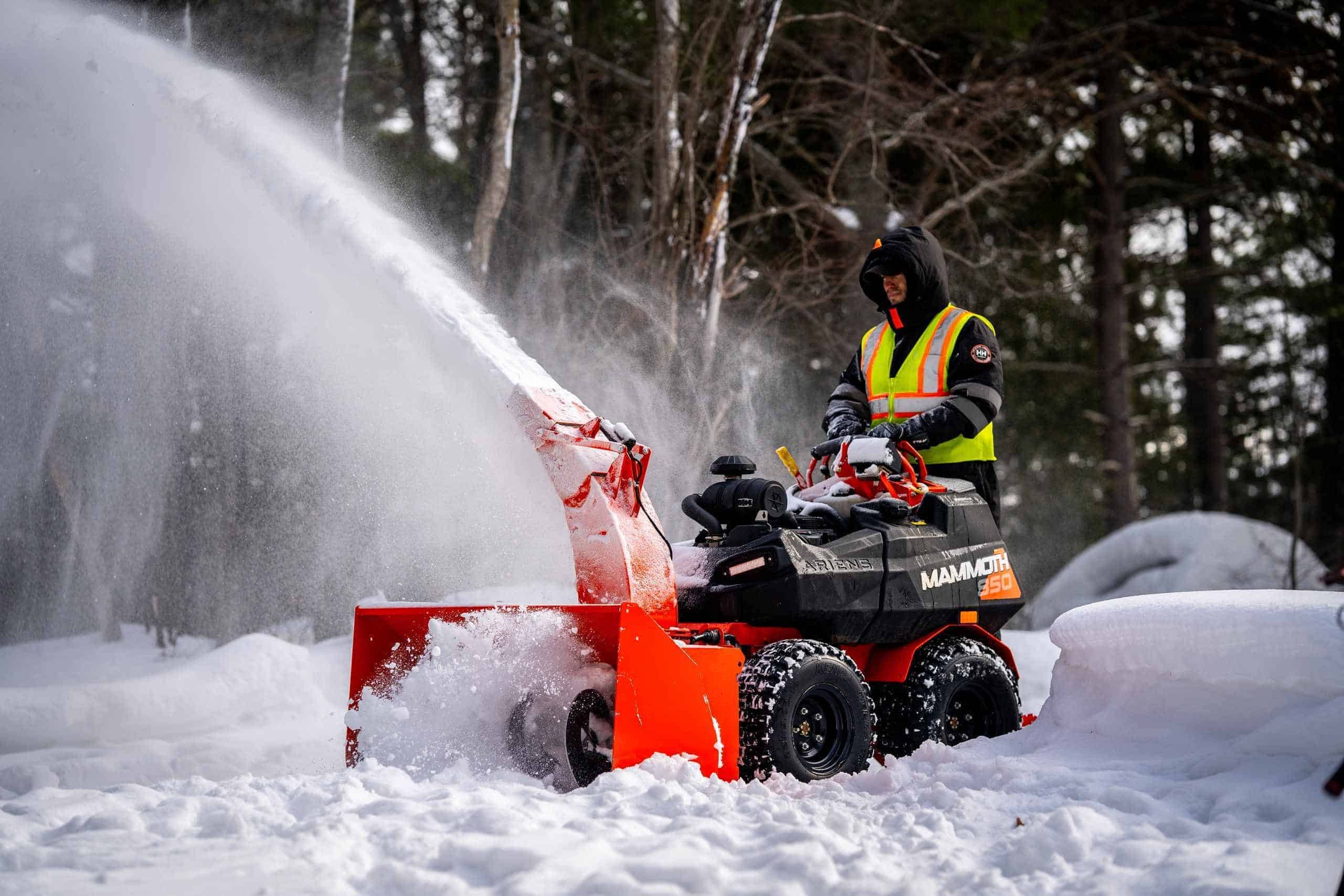 Ariens Mammoth 850 stand-on snøfreser med firehjulsdrift, 29,5 hk Kawasaki EFI-motor, Snowzilla™ hurtigfeste og elektrisk joystick. Kraftig maskin for profesjonell snørydding med LED-lys og oppvarmede håndtak.Ariens Mammoth 850 stand-on snøfreser med firehjulsdrift, 29,5 hk Kawasaki EFI-motor, Snowzilla™ hurtigfeste og elektrisk joystick. Kraftig maskin for profesjonell snørydding med LED-lys og oppvarmede håndtak.
