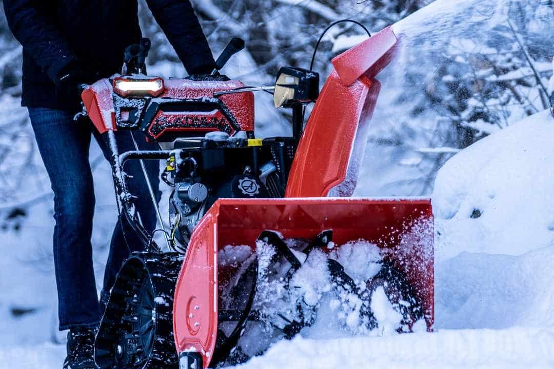 Ariens PLATINUM-serie snøfreser med Super High Output (SHO) viftehjul, EFI-motor og høy kapasitet – konstruert for kraftig og effektiv snørydding opptil 50 fots kastelengde.Ariens PLATINUM-serie snøfreser med Super High Output (SHO) viftehjul, EFI-motor og høy kapasitet – konstruert for kraftig og effektiv snørydding opptil 50 fots kastelengde.