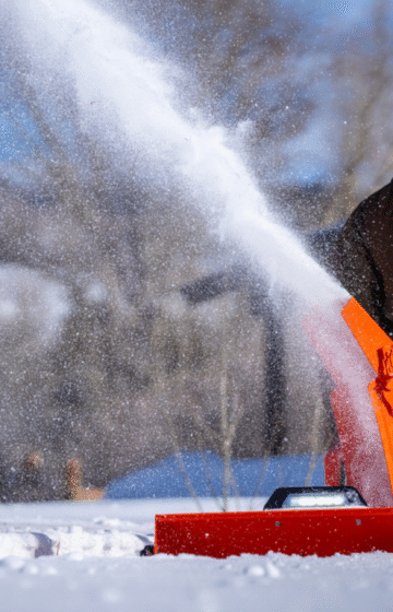 Ariens snøfreser i aksjon utendørs – kraftig og pålitelig maskin for effektiv snørydding.