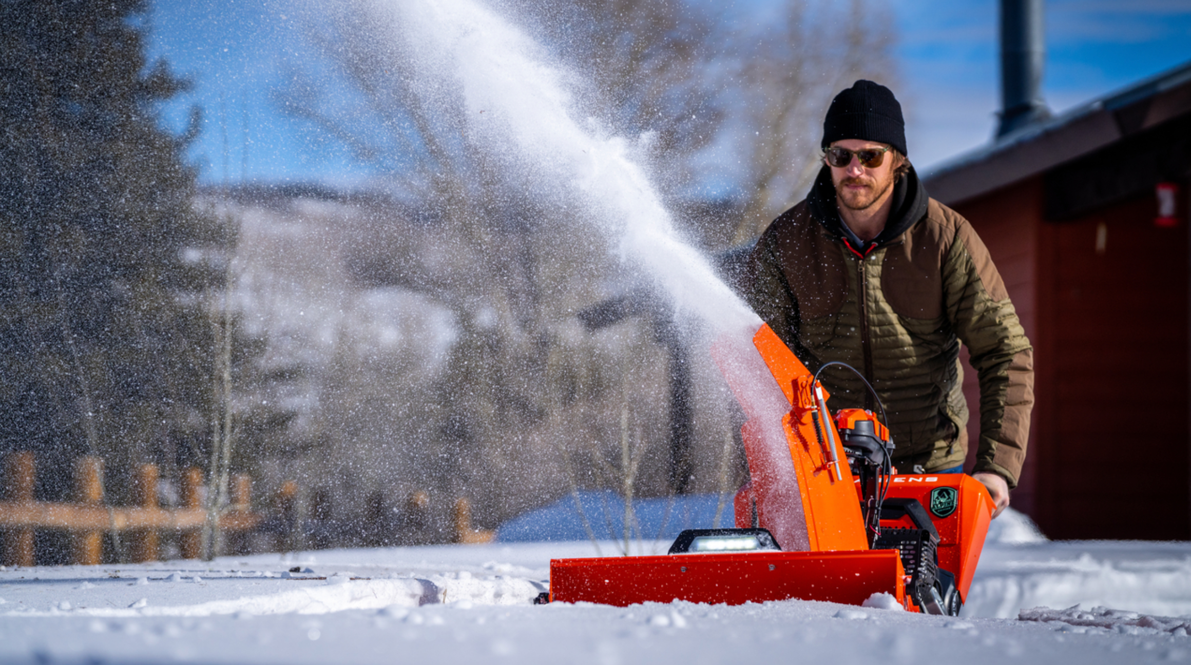 Ariens snøfreser i aksjon utendørs – kraftig og pålitelig maskin for effektiv snørydding.