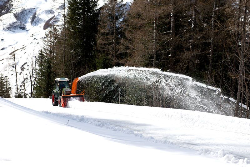 KFS 750 L rotorsnøfreser, en lett og kraftig maskin med stor klaringshøyde og høy ryddekapasitet.KFS 750 L rotorsnøfreser, en lett og kraftig maskin med stor klaringshøyde og høy ryddekapasitet.
