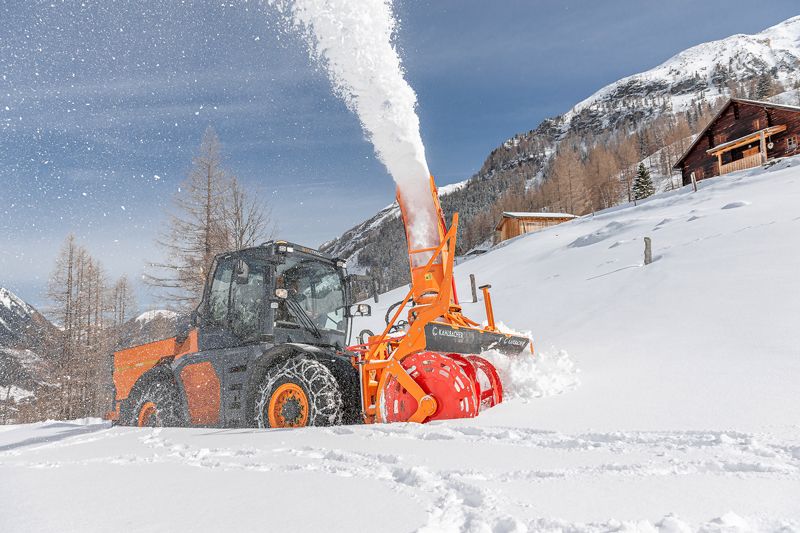 Robust KFS snøfreser i toppklassen, designet for maksimal ytelse og effektiv snørydding i krevende vinterforhold.Robust KFS snøfreser i toppklassen, designet for maksimal ytelse og effektiv snørydding i krevende vinterforhold.