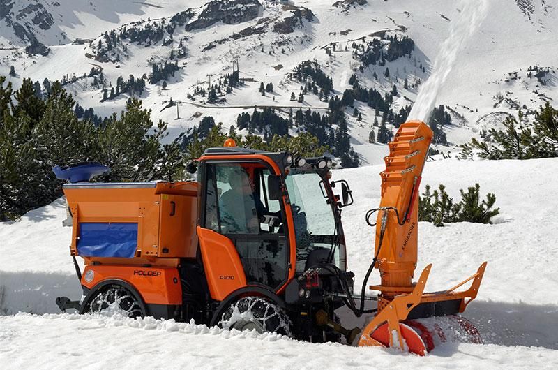 Bilde av KFS 650, en kraftig roterende snøfreser fra Kahlbacher, kjent for solid konstruksjon og høy ytelse i profesjonell vinterdrift.Bilde av KFS 650, en kraftig roterende snøfreser fra Kahlbacher, kjent for solid konstruksjon og høy ytelse i profesjonell vinterdrift.
