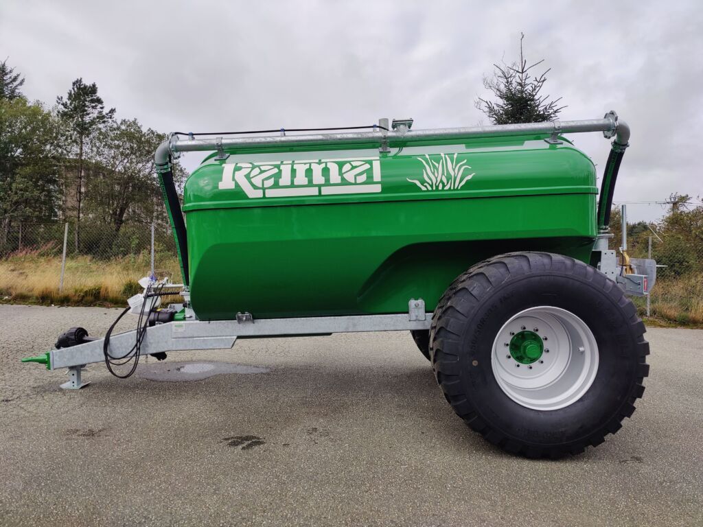 Reime gjødselvogn i drift på jordet, robust bygget for hard bruk og lang levetid