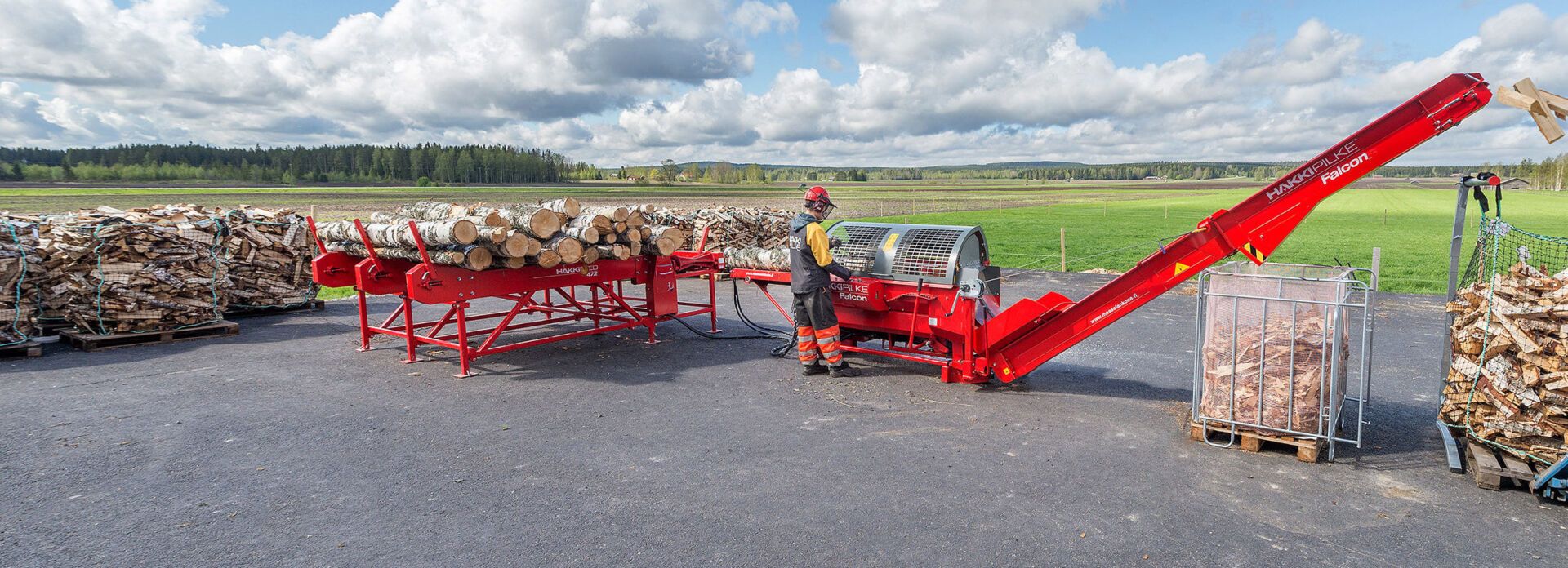Hakki Pilke Falcon 37 vedmaskin med hydraulisk sag og utmatingsbånd