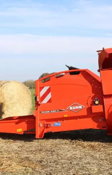 KUHN PRIMOR 2060 M montert halmblåser og fôrutlegger fordeler halm jevnt i fjøs.