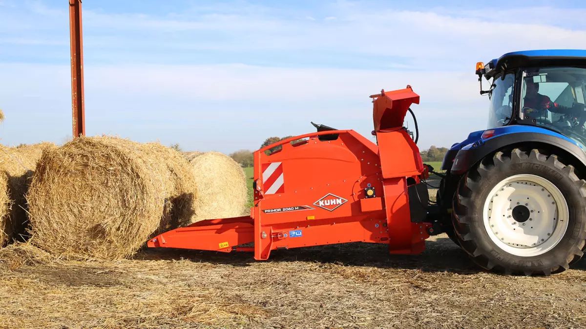 KUHN PRIMOR 2060 M montert halmblåser og fôrutlegger fordeler halm jevnt i fjøs.KUHN PRIMOR 2060 M montert halmblåser og fôrutlegger fordeler halm jevnt i fjøs.